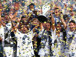 Los jugadores del Galaxy, O. González (i), Juninho (c-i), L. Donovan (c), M. Sarvas (c-d) y R. Keane celebran el triunfo de la Copa. EFE / V. Decolongon