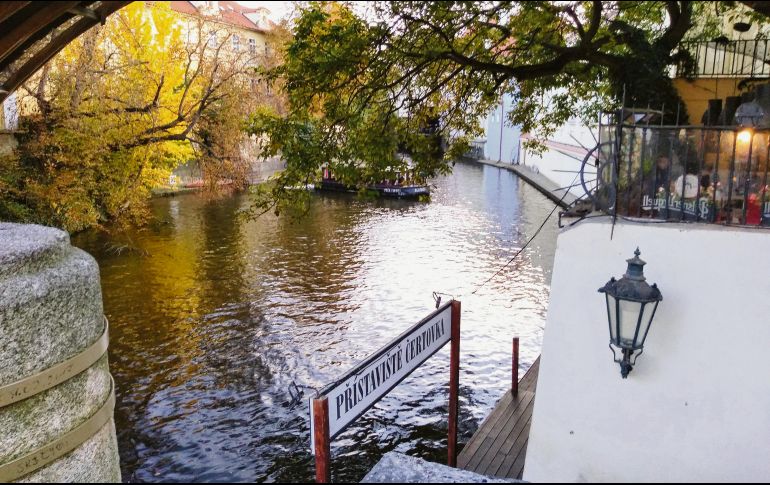 Moldava. El río define el contorno de la ciudad y le otorga a los paseantes vistas espectaculares, tal como esta. EL INFORMADOR / F. González