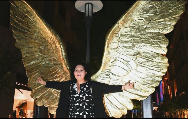 Elena Catalán. La directora de la Fundación Jorge Marín posa en una de las esculturas más famosas del artista, las alas. ESPECIAL