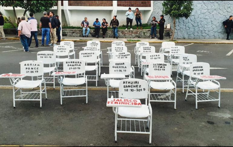 La primera silla tenía el nombre de Atzhiri Paulina Sánchez Sánchez, la joven cuyo cuerpo fue localizado el jueves en un edificio del Centro tapatío. EL INFORMADOR/R. Bobadilla