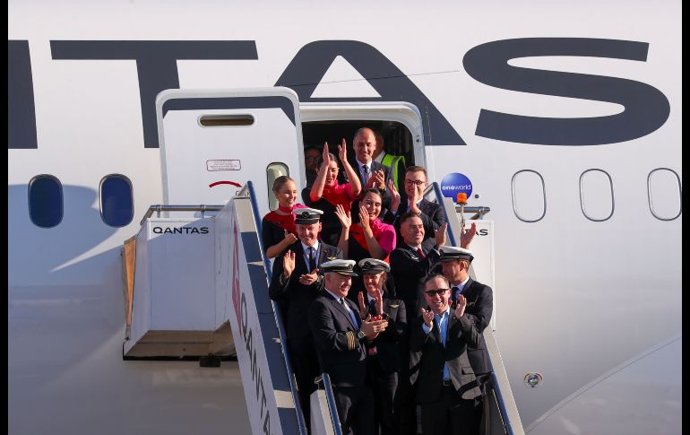 La tripulación saluda en Sídney tras completar el vuelo experimental QF7879. AFP/Qantas