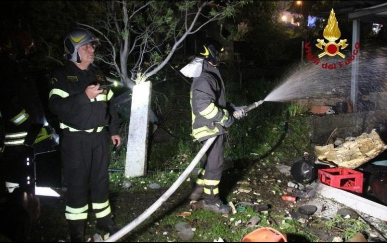 Bomberos trabajan en la extinción de las llamas; no descartan que el número de víctimas aumente. EFE/Bomberos de Italia