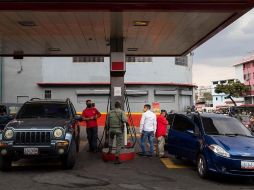 Imagen de archivo donde se observan varios vehículos cargando combustible en Caracas,Venezuela. EFE/M. Gutiérrez