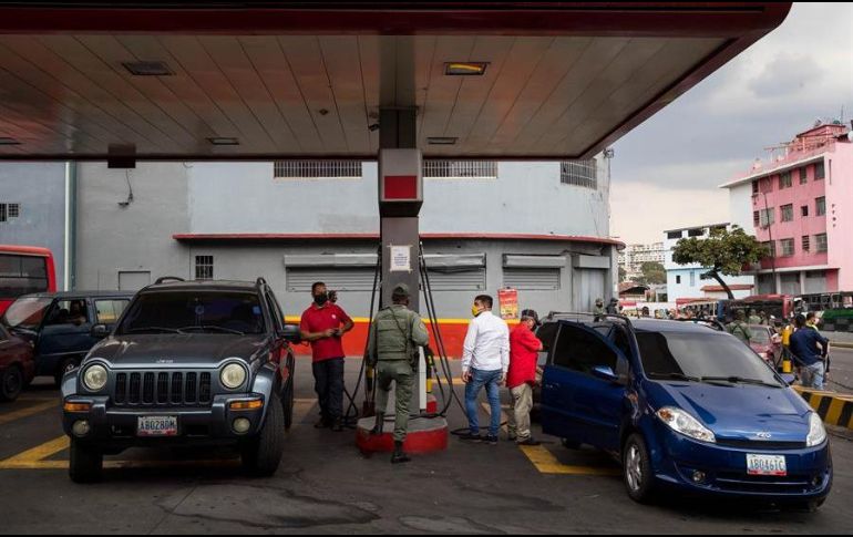 Imagen de archivo donde se observan varios vehículos cargando combustible en Caracas,Venezuela. EFE/M. Gutiérrez