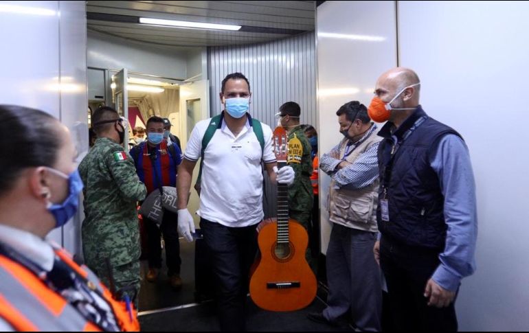 Al arribo de los connacionales, personal de Sanidad Internacional aplicó y supervisó el protocolo en los aeropuertos internacionales de la Ciudad de México y Cancún. TWITTER / @SRE_mx