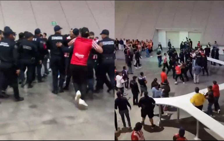 En un video difundido en redes sociales, se observa cómo el aficionado de las Chivas se acerca a un grupo de policías zapopanos quienes aparentemente atendían una riña en el Estadio Akron y golpea por la espalda a uno de ellos. ESPECIAL
