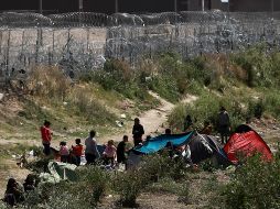 Migrantes quedan atrapados en la frontera de Chihuahua con El Paso (Texas).EFE/L.Torres