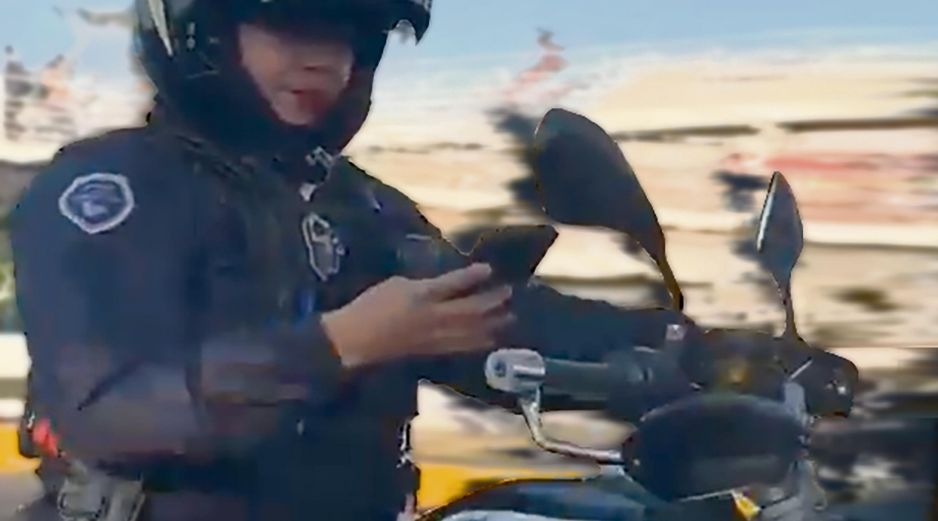 Un conductor grabó a una agente de la Policía Vial que conducía su moto mientras usaba su celular. El ciudadano fue multado y según la autoridad, la uniformada fue sancionada. ESPECIAL