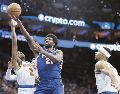 Joel Embiid (der.) maniató a los Knicks para acercar a los 76ers en la eliminatoria, aún a favor de los Knicks 2-1. AFP/T. Nwachukwu