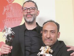 El guionista Alfredo Mendoza y el director Miguel Salgado posan con sus estatuillas. EFE