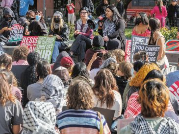 Estudiantes de la Universidad de Nueva York continúan protestando en Washington Square Park. EFE