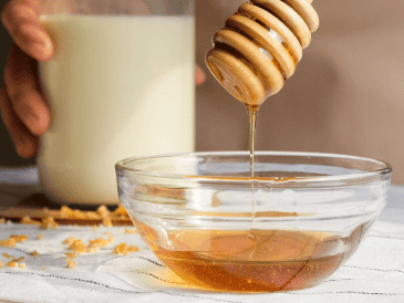 La miel está compuesta principalmente por azúcar, así como por una mezcla de aminoácidos, vitaminas, minerales, hierro, zinc y antioxidantes. UNSPLASH / Sandi Benedicta