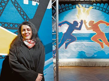 La novelista gráfica e ilustradora Marjane Satrapi posa frente a la parte central de un tapiz tríptico creado para los Juegos Olímpicos de París 2024, diseñado a partir de un dibujo de Satrapi. AFP