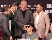Álvarez Barragán no se aguantó las ganas y tomó el micrófono cuando no le correspondía, insultando soezmente al ex boxeador México-americano. ESPECIAL