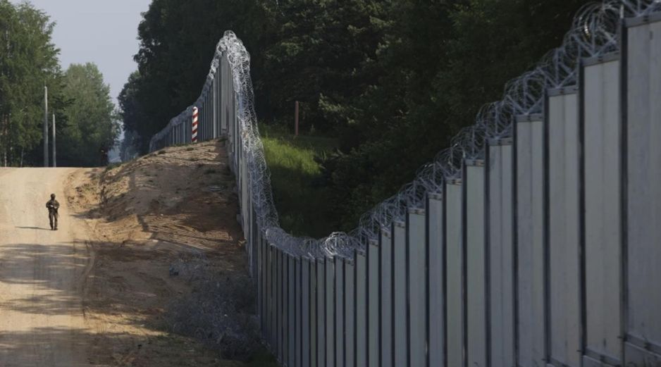 El ministro de defensa de Polonia Se pronunció a favor de construir una franja de búnkers, trincheras y hoyos a lo largo de esa frontera. AP / ARCHIVO